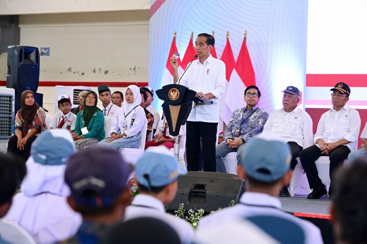 Serahkan Bantuan Program Indonesia Pintar, Presiden: Semua Harus Sekolah