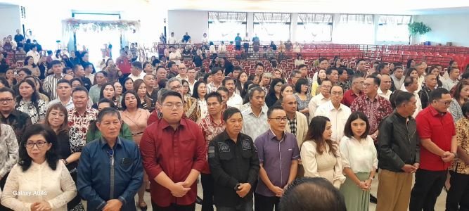 Setelan Kemeja Ungu, Stefanus BAN Liow Ikut Ibadah  Pengutusan di GMIM Inspirasi Tomohon